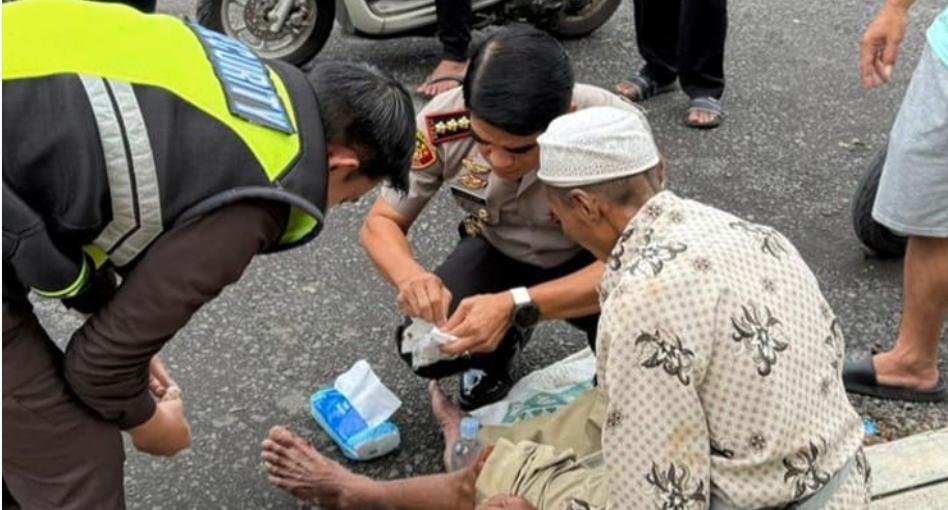 Aksi Spontan Kapolresta Banyuwangi Bantu Lansia Kecelakaan di Jalan Raya Kabat
